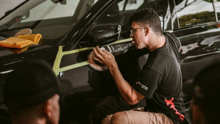 Thợ tỉ mỉ đánh bóng, chăm chút một chiếc xe trong xưởng độ ô tô