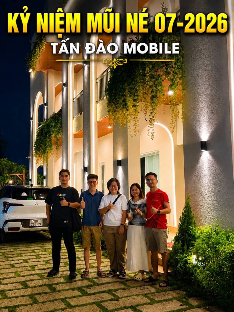 Team Tấn Đào Mobile chụp hình kỷ niệm trước villa ở Mũi Né tháng 7/2026