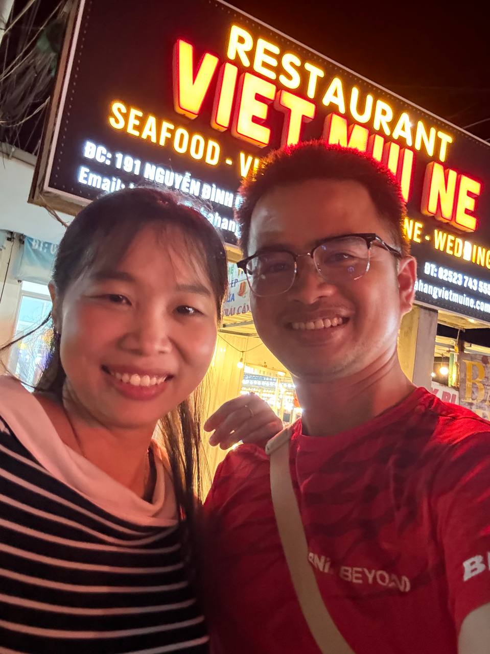 Trước nhà hàng hải sản Việt Mũi Né
