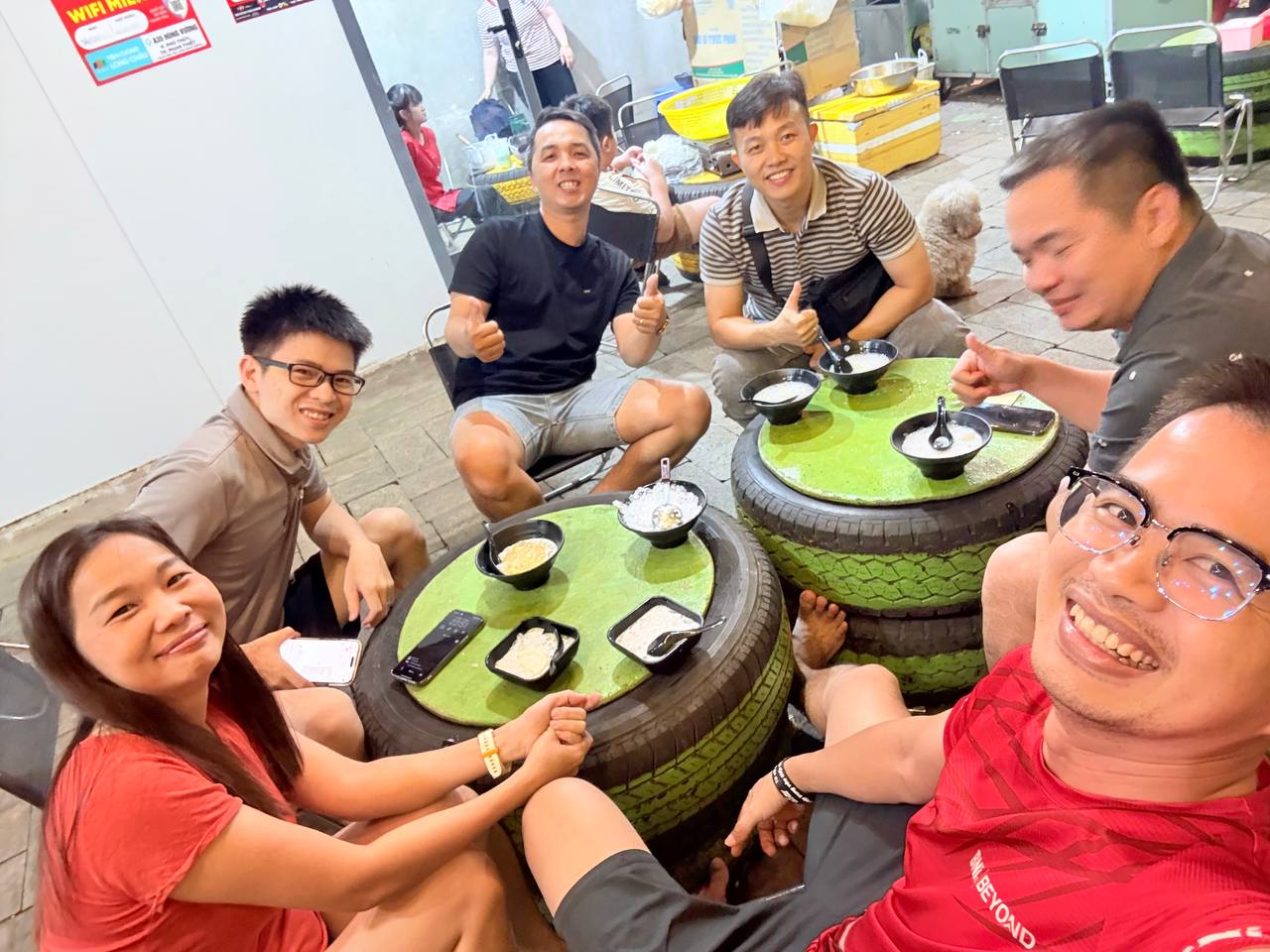Ăn chè khuya bên bàn lốp xe