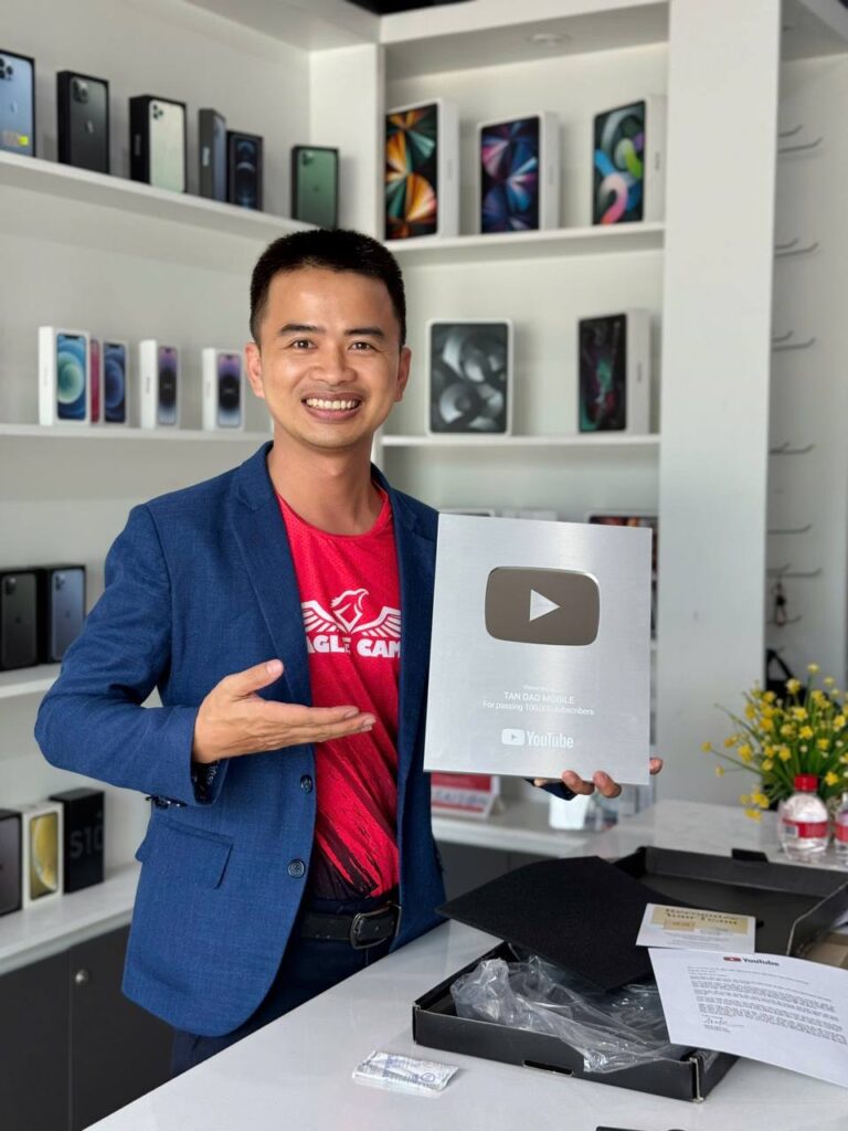 Lê Tấn Đào cầm Nút Bạc YouTube của kênh Tấn Đào Mobile tại cửa hàng
