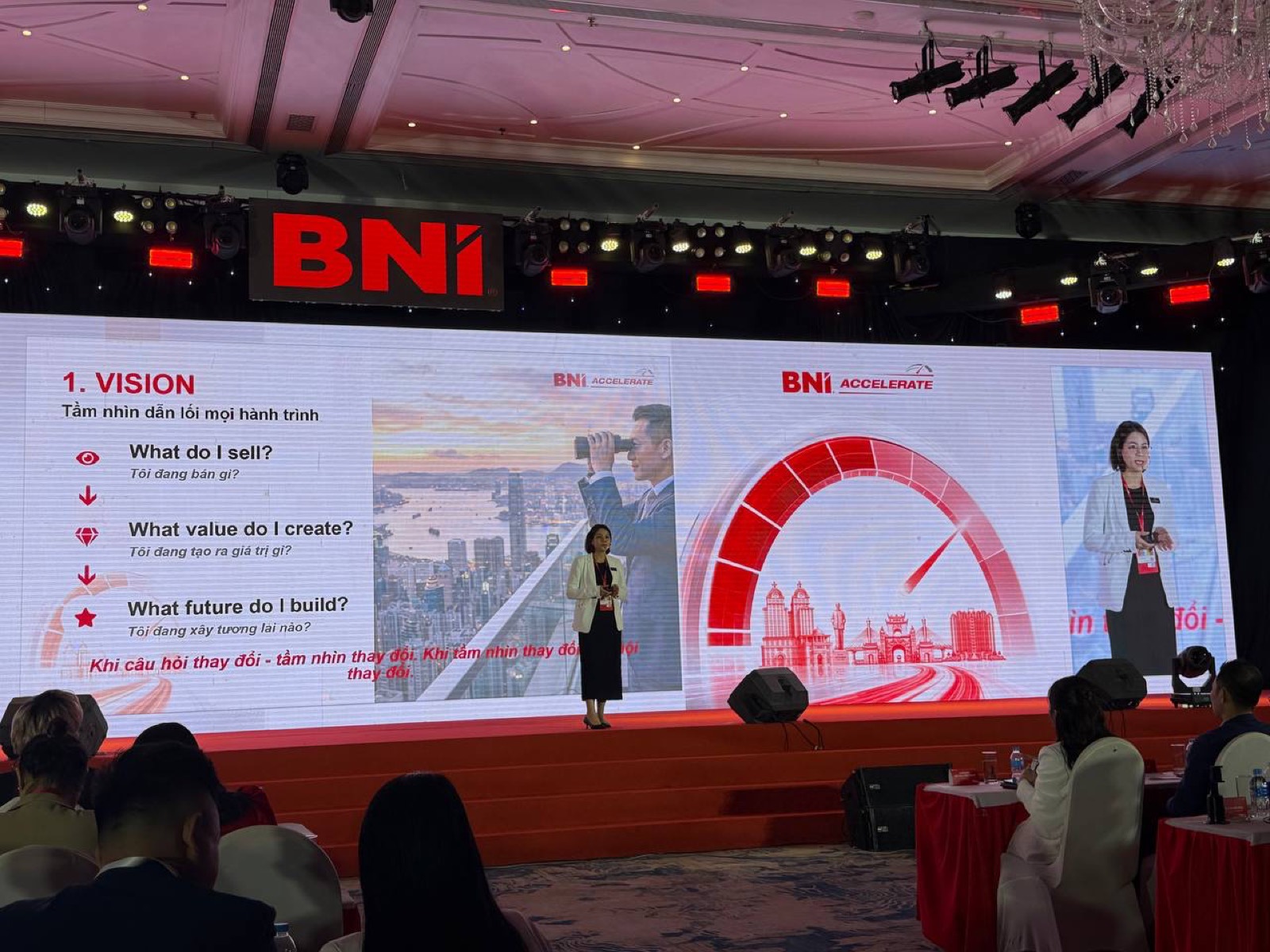 Lê Thị Ngọc Thủy trình bày khung VISION trong bài Go Global tại HNĐC 2026