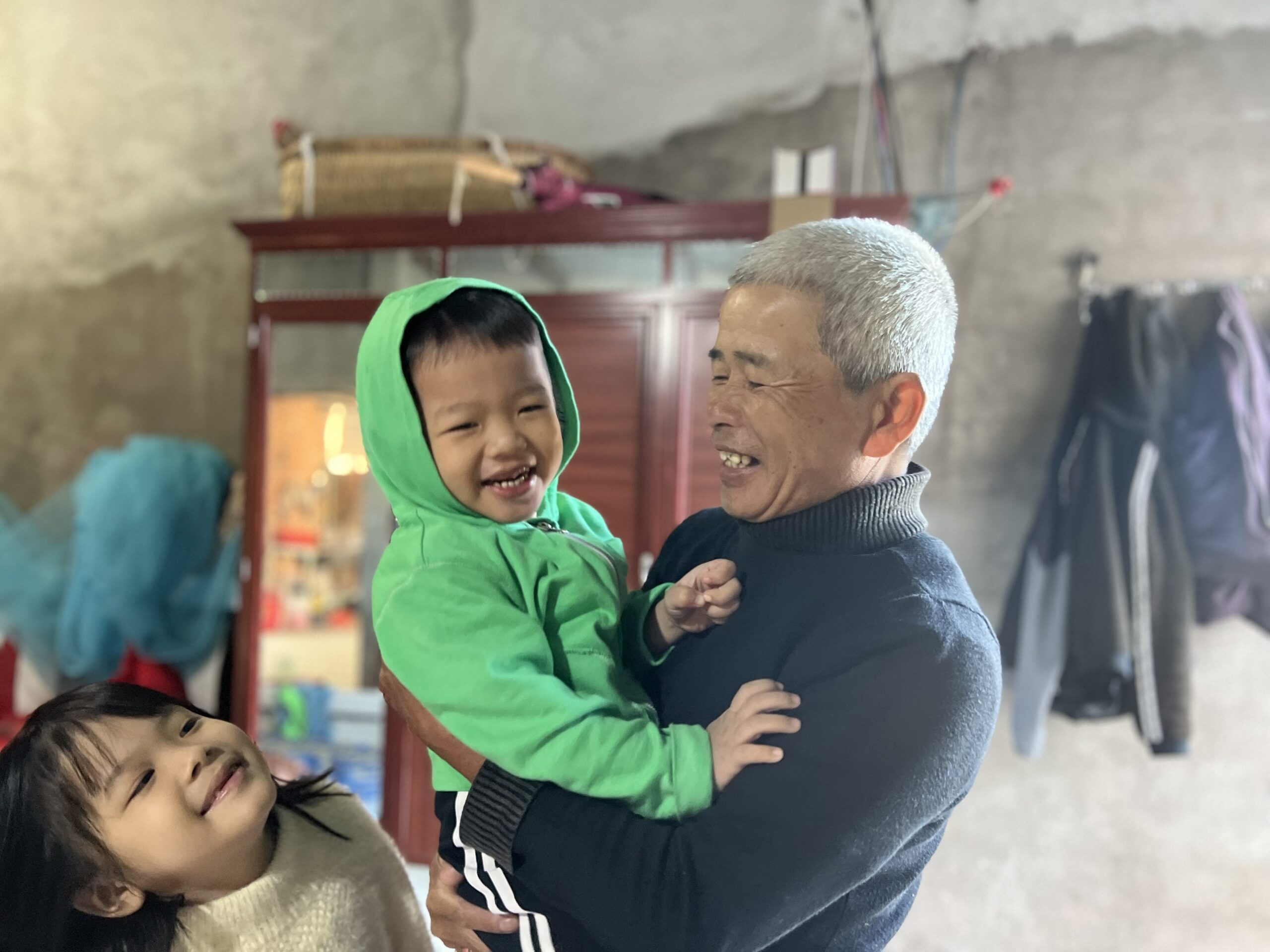 Ông bế cháu trai, cười tít mắt