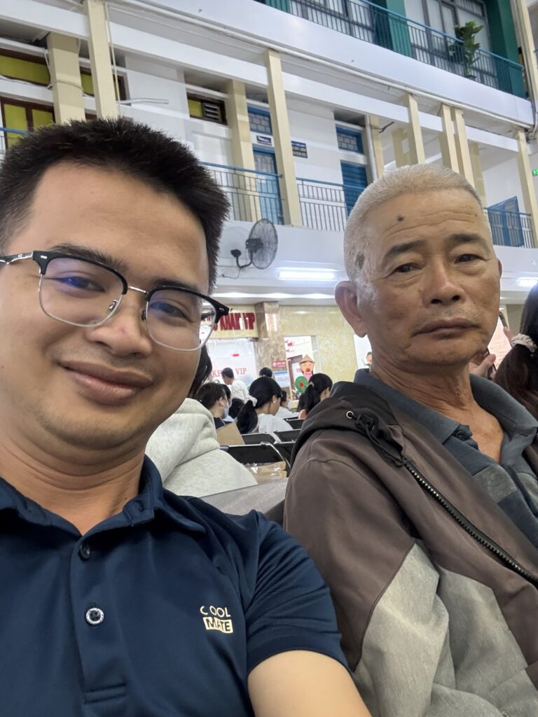 Lê Tấn Đào ngồi cạnh người thân lớn tuổi