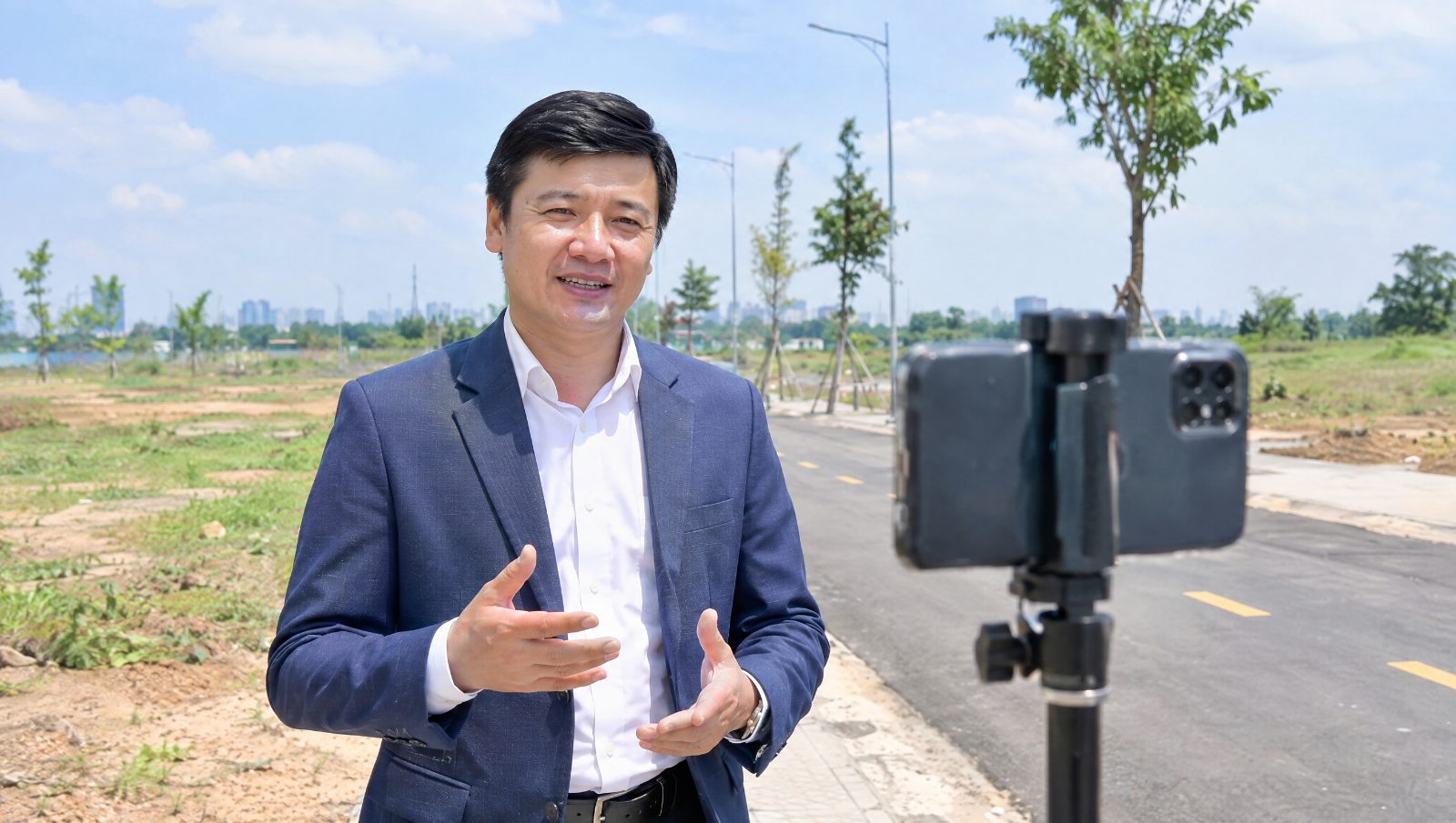 Chuyên gia quay video tại thực địa, chất liệu cho bài viết