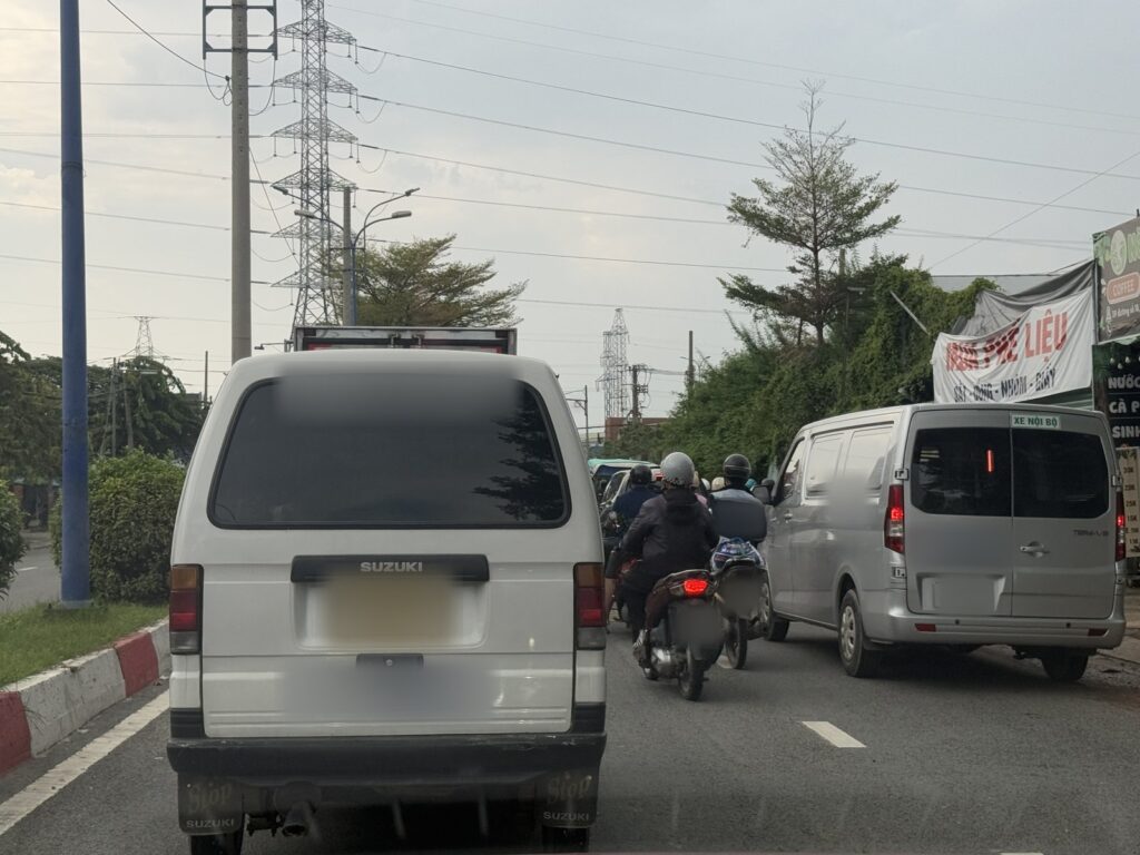 Kẹt xe cuối tuần trên đường từ Phú Mỹ về Vĩnh Lộc, phía trước là một chiếc xe van trắng