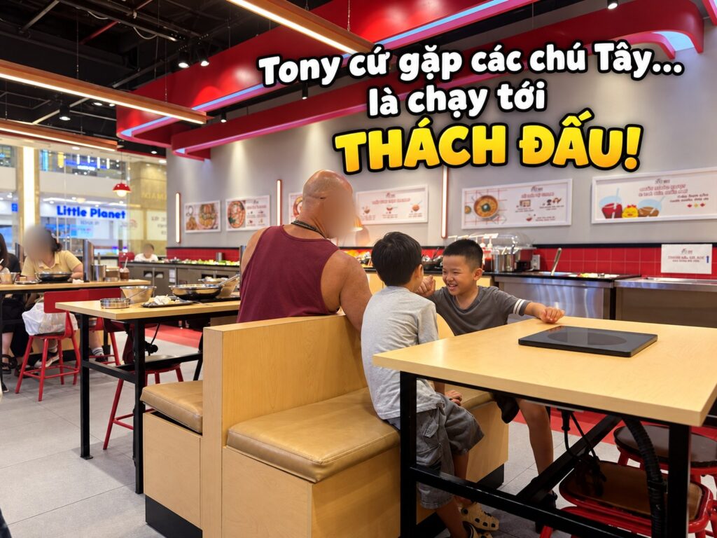 Tony cười thích thú khi làm quen một người bạn nước ngoài