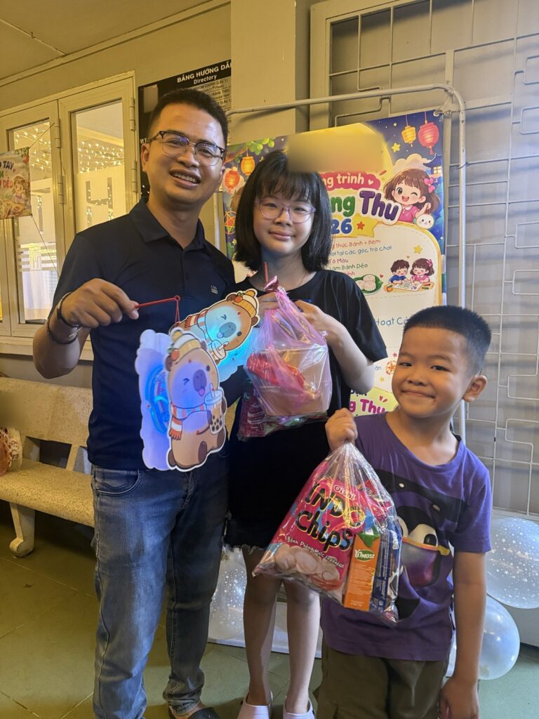 Lê Tấn Đào cùng hai con tại chương trình Trung Thu dành cho thiếu nhi