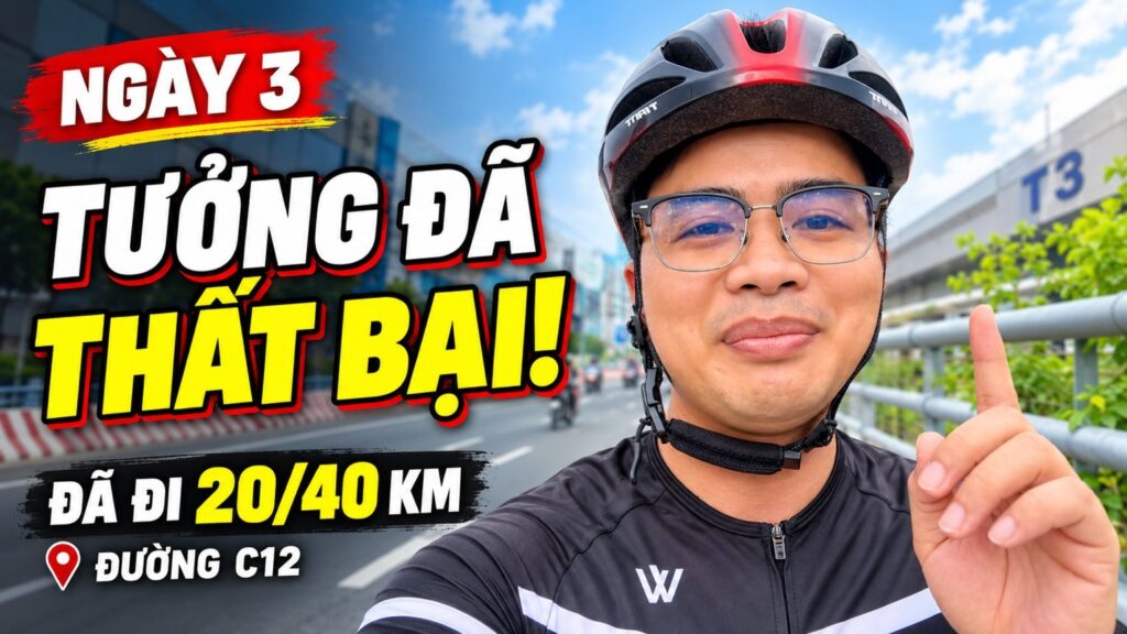 Lê Tấn Đào đội mũ bảo hiểm, đeo kính, giơ ngón trỏ chụp selfie trên đoạn đường gần nhà ga T3, chữ trên ảnh: Ngày 3, tưởng đã thất bại, đã đi 20/40 km, đường C12