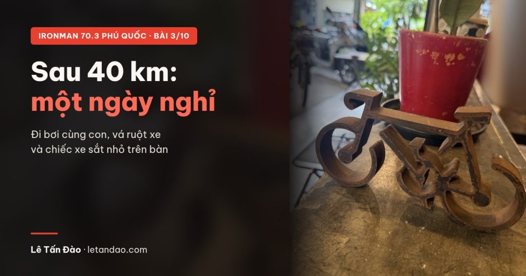 Bìa bài: mô hình xe đạp bằng sắt cạnh chậu cây đỏ, dòng chữ Sau 40 km: một ngày nghỉ